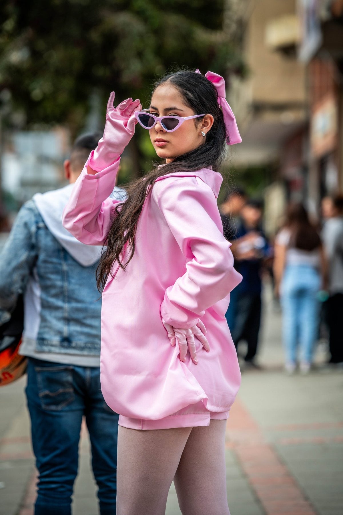 Modelo con conjunto rosado y moño de Carolina González