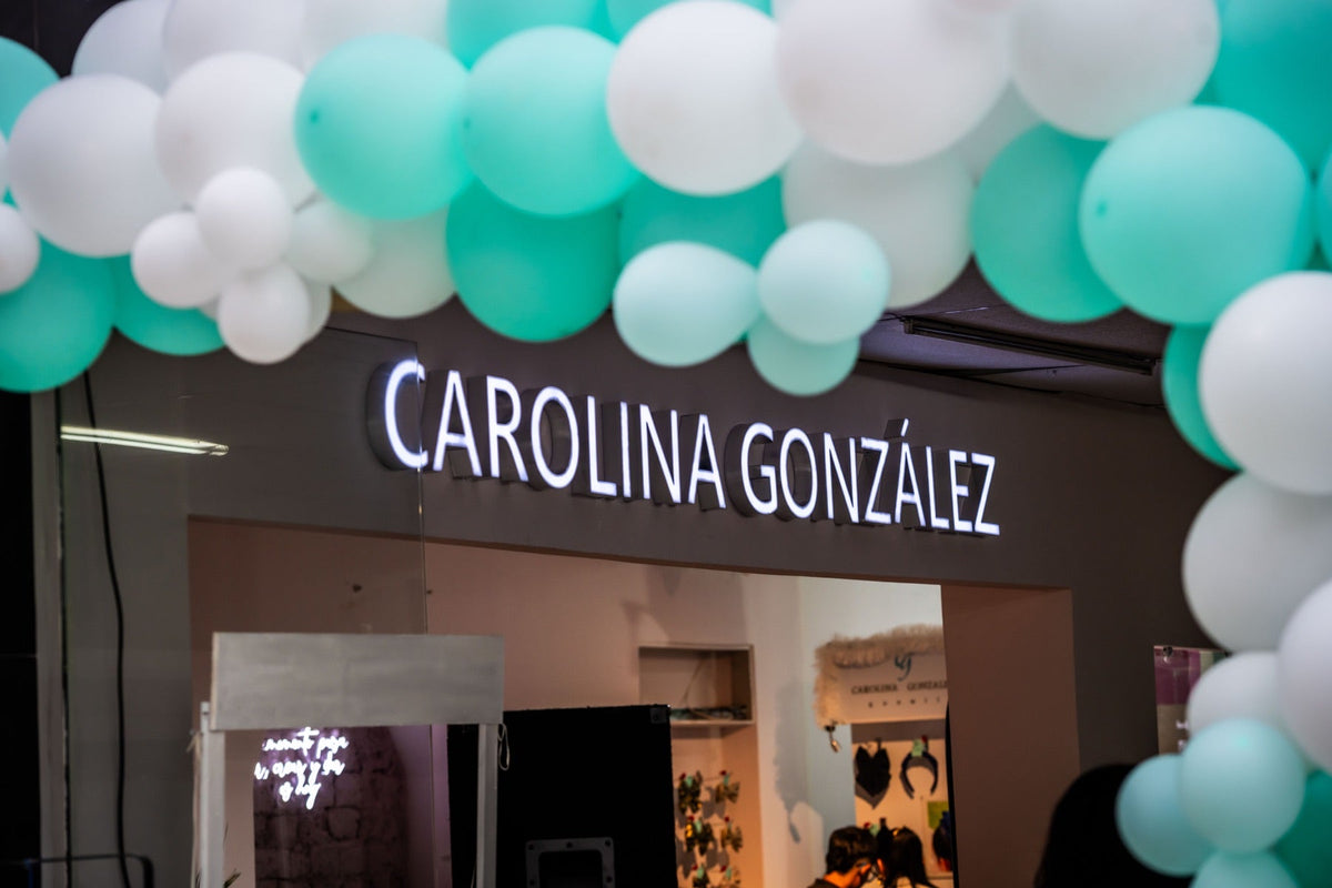 Fachada de la tienda y taller de Carolina González en Duitama el día de la inauguración